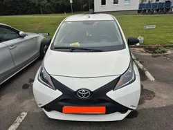 Weiß Gebraucht 2016 Toyota Aygo Kleinwagen | 7.500 € (Fairer Preis)