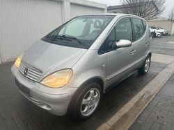 Silber Gebraucht 2001 Mercedes A160 Elegance Kleinwagen | 1.300 € (Fairer Preis)