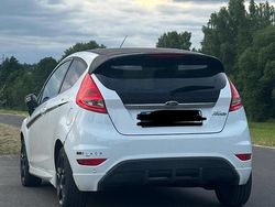 Weiß Gebraucht 2011 Ford Fiesta Kleinwagen | 2.500 € (Fairer Preis)