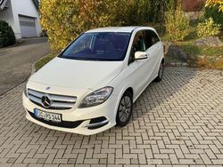 Weiß Gebraucht 2016 Mercedes B Electric Drive Van / Kleinbus | 11.600 €