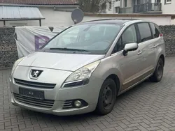 Grau Gebraucht 2012 Peugeot 5008 Van / Kleinbus | 1.999 € (Guter Preis)