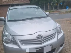 Grau Gebraucht 2010 Toyota Verso Van / Kleinbus | 6.000 € (Teuer)