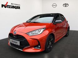Inferno orange met. Gebraucht 2022 Toyota Yaris Hybrid Style Limousine | 21.990 € (Fairer Preis)
