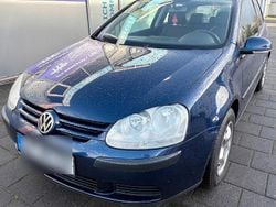 Blau Gebraucht 2004 VW Golf V Kleinwagen | 2.500 € (Fairer Preis)