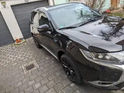 Schwarz Gebraucht 2020 Mitsubishi Outlander P-HEV Basis SUV | 23.580 €