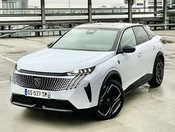 Weiß (weiss metallic) Gebraucht 2024 Peugeot e-3008 GTi SUV | 53.450 € (Fairer Preis)