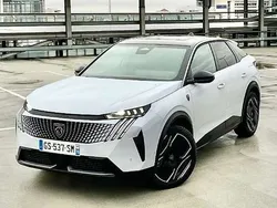 Weiß (weiss metallic) Gebraucht 2024 Peugeot e-3008 GTi SUV | 53.450 € (Fairer Preis)
