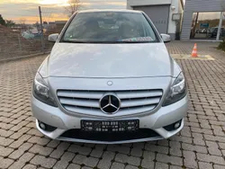 Silber Gebraucht 2014 Mercedes B180 Van / Kleinbus | 9.900 €