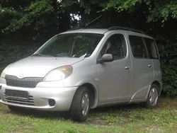 Silber Gebraucht 2000 Toyota Yaris Limousine | 999 € (Fairer Preis)