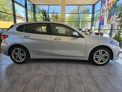 Glaciersilber Gebraucht 2021 BMW 118 Sport Line Kleinwagen | 20.490 € (Guter Preis)