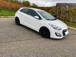Weiß Gebraucht 2015 Hyundai i30 Limousine | 9.800 € (Etwas zu teuer)