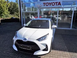 Schneeweiß Gebraucht 2023 Toyota Yaris Hybrid Team Kleinwagen | 24.970 € (Etwas zu teuer)