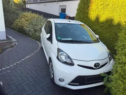 Weiß Gebraucht 2013 Toyota Aygo Kleinwagen | 5.000 € (Fairer Preis)