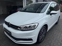 Pure white Gebraucht 2023 VW Touran Comfortline Van / Kleinbus | 29.900 € (Fairer Preis)