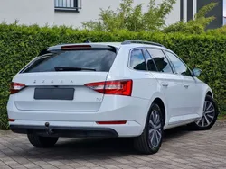 Weiß Gebraucht 2022 Skoda Superb Ambition Kombi | 22.900 € (Fairer Preis)