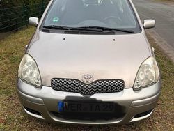 Grau Gebraucht 2003 Toyota Yaris Kleinwagen | 1.600 € (Etwas zu teuer)