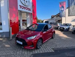 Rot Neu 2024 Toyota Yaris Plus Limousine | 30.990 € (Teuer)