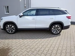 Moonweiss metallic (metallic) Gebraucht 2024 Skoda Kodiaq Selection SUV | 37.590 € (Fairer Preis)