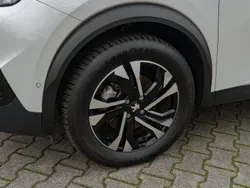 Weiß Gebraucht 2021 Peugeot e-2008 SUV | 19.499 € (Fairer Preis)