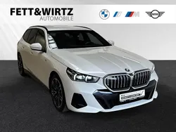 Mineralweiss metallic Gebraucht 2024 BMW 520 M Sport Kombi | 51.788 € (Superpreis)