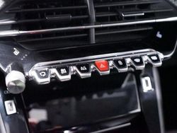 Blau Gebraucht 2021 Peugeot 208 Allure Kleinwagen | 12.998 €