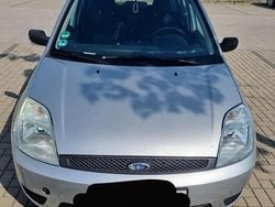 Grau Gebraucht 2004 Ford Fiesta Kleinwagen | 250 € (Superpreis)
