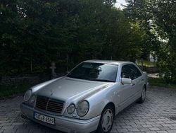 Silber Gebraucht 1998 Mercedes E240 Limousine | 2.700 € (Guter Preis)