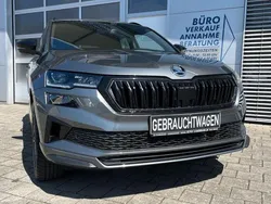Grau Gebraucht 2023 Skoda Karoq SportLine SUV | 31.790 € (Guter Preis)