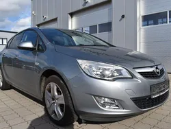 Silber Gebraucht 2012 Opel Astra Design Edition Limousine | 6.290 € (Fairer Preis)