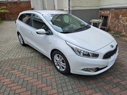 Weiß Gebraucht 2015 Kia Ceed Kleinwagen | 9.999 € (Etwas zu teuer)