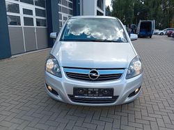 Silber Gebraucht 2011 Opel Zafira Design Edition Van / Kleinbus | 5.800 € (Etwas zu teuer)