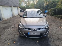 Grau Gebraucht 2013 Hyundai i20 Kleinwagen | 3.200 € (Fairer Preis)