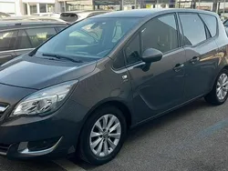 Grau Gebraucht 2017 Opel Meriva Van / Kleinbus | 7.999 € (Fairer Preis)