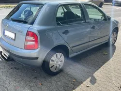 Grau Gebraucht 2004 Skoda Fabia Limousine | 1.550 € (Etwas zu teuer)