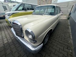 Weiß Gebraucht 1968 Mercedes 200 Limousine | 9.888 €