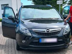 Schwarz Gebraucht 2012 Opel Zafira Tourer Van / Kleinbus | 6.200 € (Fairer Preis)