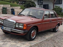 Rot Gebraucht 1983 Mercedes 200 Limousine | 5.850 €