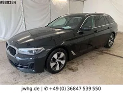 Black sapphire metallic (metallic) Gebraucht 2023 BMW 520 Kombi | 28.750 € (Superpreis)