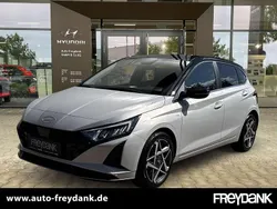 Lumen grey/ phantom black Gebraucht 2024 Hyundai i20 Prime Limousine | 21.999 € (Fairer Preis)