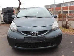 Grau Gebraucht 2005 Toyota Aygo City Kleinwagen | 1.490 € (Fairer Preis)