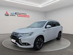 Perlmutt weiß Gebraucht 2016 Mitsubishi Outlander P-HEV Plus SUV | 15.500 € (Fairer Preis)