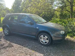 Grau Gebraucht 2002 VW Golf IV Kleinwagen | 1.400 €