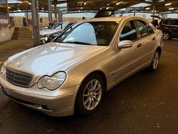 Silber Gebraucht 2003 Mercedes C220 Limousine | 4.250 € (Etwas zu teuer)