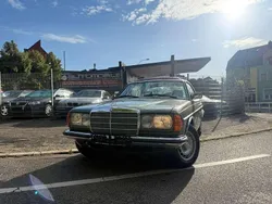 Grün Gebraucht 1982 Mercedes 230 Coupé | 9.990 €