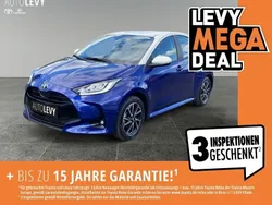 Blau/weiss Gebraucht 2022 Toyota Yaris Hybrid Style Limousine | 20.990 € (Fairer Preis)