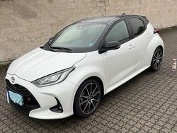 Weiß Gebraucht 2024 Toyota Yaris Sport Limousine | 23.999 € (Fairer Preis)
