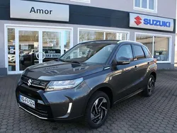 Titan dark gray metallic Neu 2024 Suzuki Vitara Comfort+ SUV | 27.990 € (Fairer Preis)