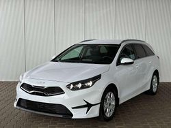 Weiß (deluxe white) Gebraucht 2025 Kia Ceed Sportswagon Comfort Kombi | 21.750 € (Superpreis)