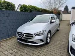 Grau Gebraucht 2020 Mercedes B180 Van / Kleinbus | 19.850 € (Fairer Preis)