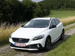 Ice white) / solid (weiss Gebraucht 2015 Volvo V40 CC You! Kombi | 13.290 € (Etwas zu teuer)